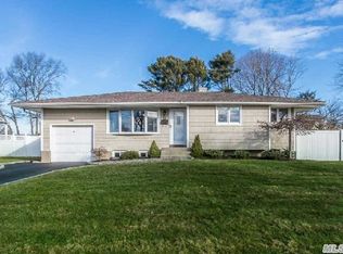 25 Donna Ln, Commack, NY 11725