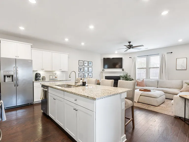 3334 Vinemont Dr — Photo 15