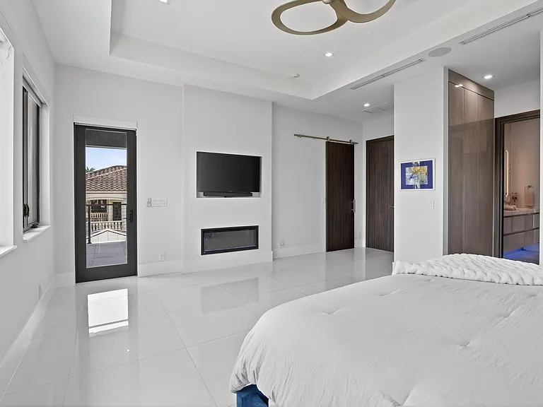 334 Isle Of Capri Dr — Photo 60