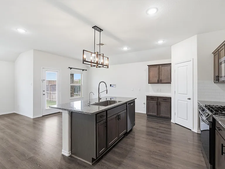 1810 Aslynn Cir — Photo 7