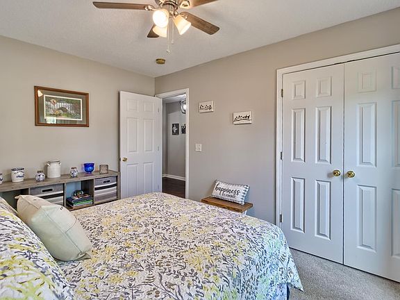 5th image of 136 Richmond Farm Cir