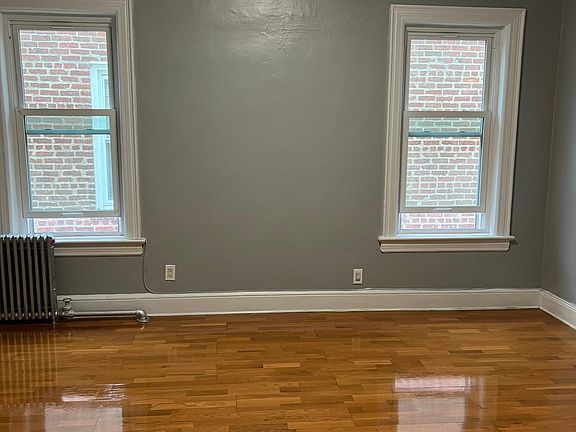 Living room (view 2)