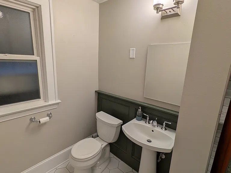 2300 Girard Ave S #102 — Photo 12