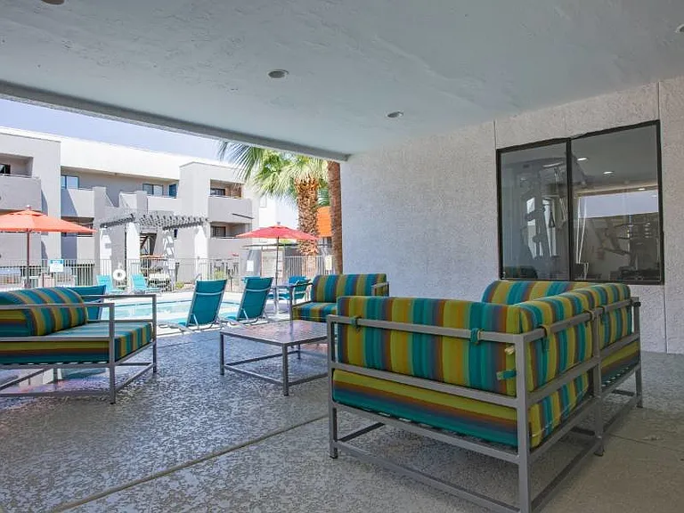 Portola Glendale — Photo 14
