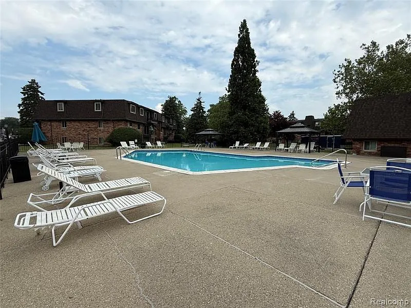 1 bed, 700 sqft, $1,225 — Photo 2