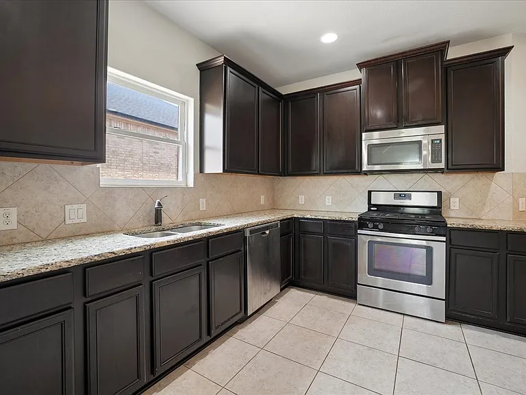 411 Winchester Dr — Photo 13
