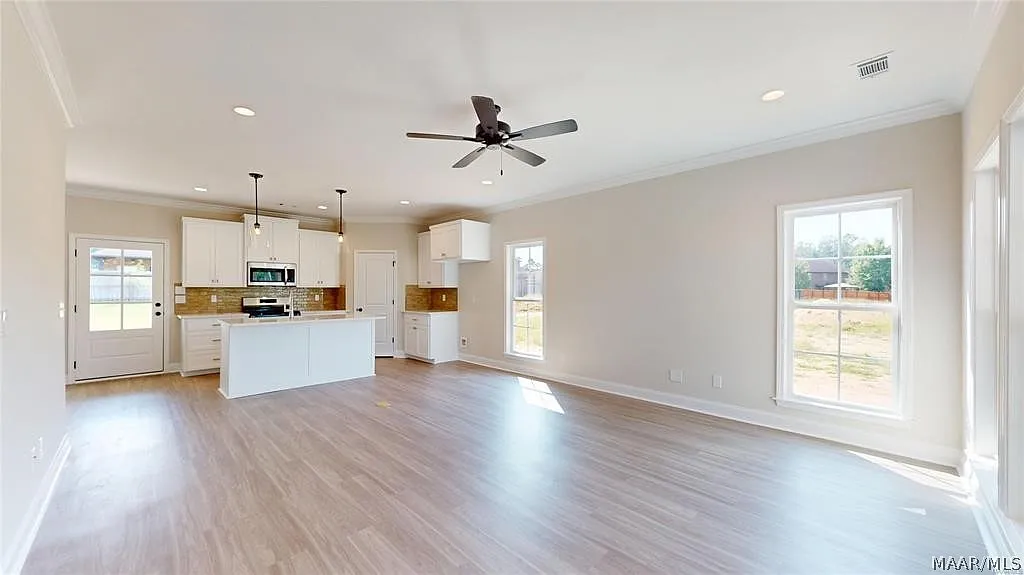 4 bed, 2.5 bath, 1899 sqft, $2,400 — Photo 2