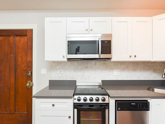 4th image of 640 W Wrightwood Ave #901