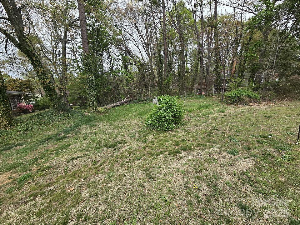 2nd image of 1490 Oakwood Ave