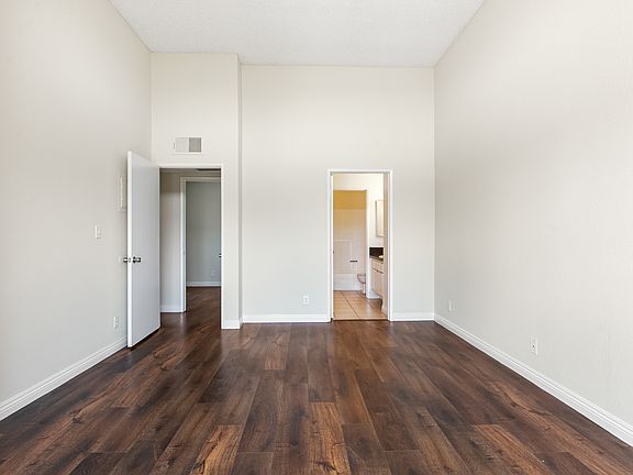 5th image of 12653 Oxnard St APT 1