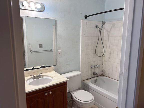 5th image of 914 Acosta Plz Unit 38