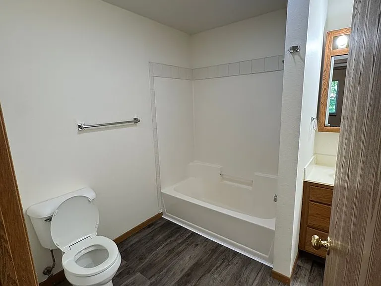 PIONEER BLUFF APARTMENTS — Photo 11