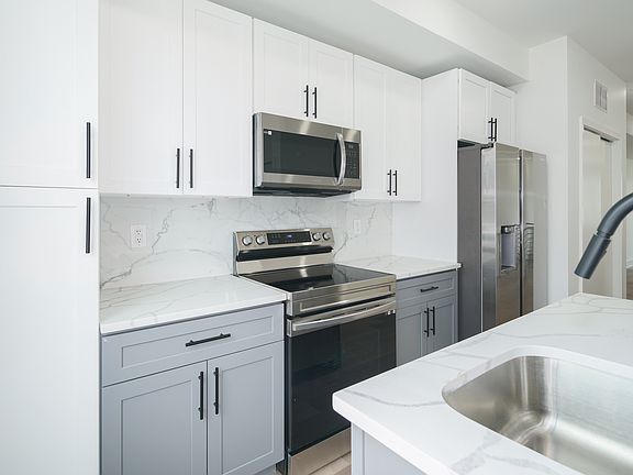 5th image of 2543 N Howard St Unit 2