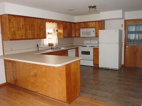 3rd image of 104 Circle Dr E