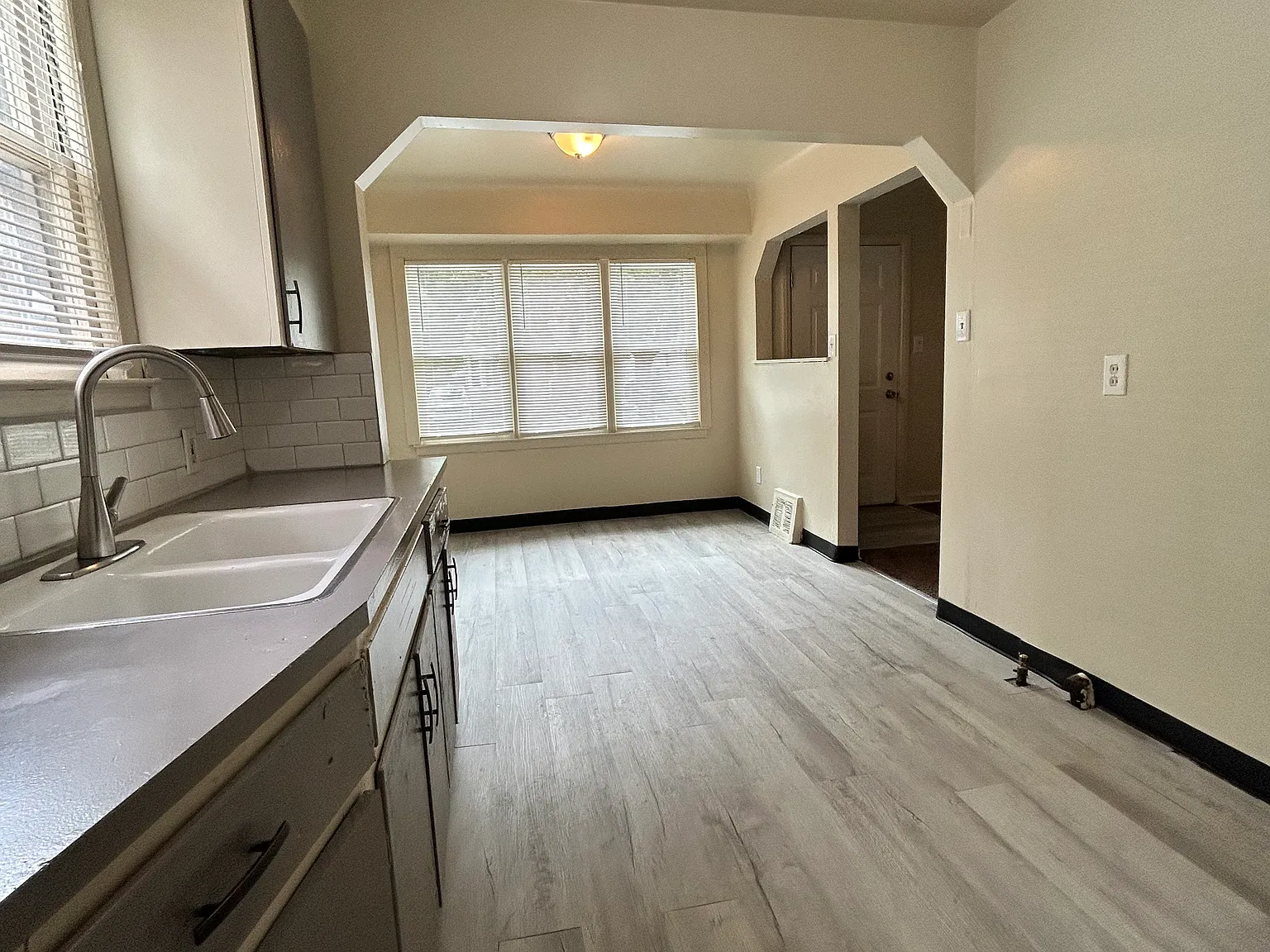 3 bed, 1000 sqft, $1,100 — Photo 3