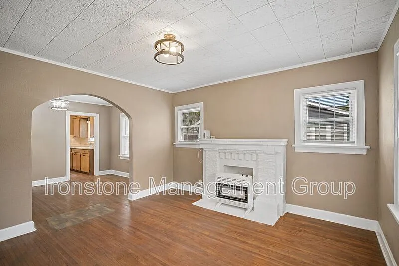 2 bed, 1.0 bath, 906 sqft, $1,400 — Photo 3
