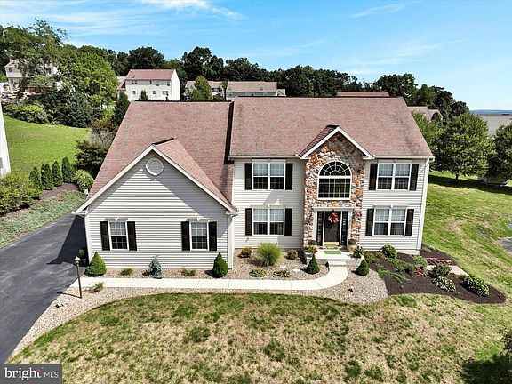 2nd image of 304 Fox Hollow Rd