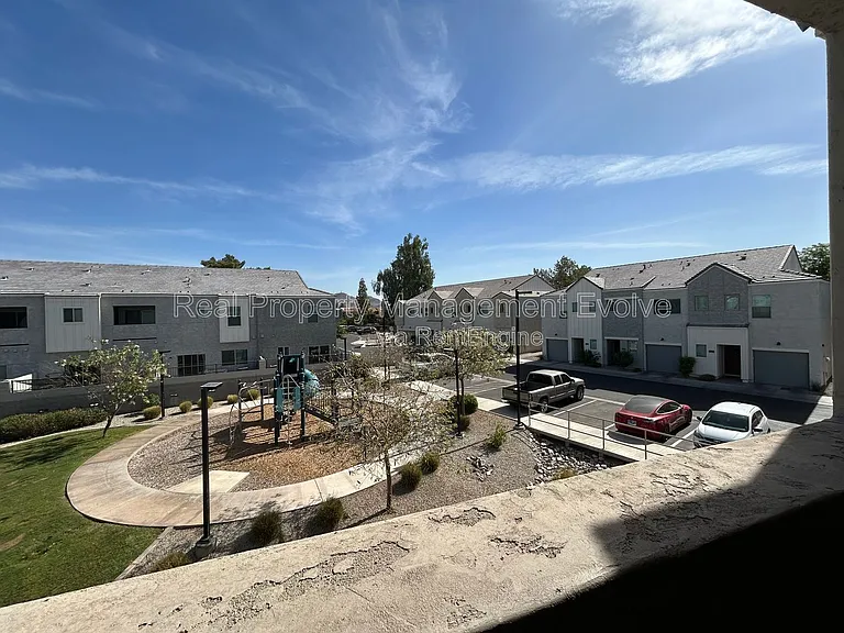 2244 W Laurie Ln — Photo 15