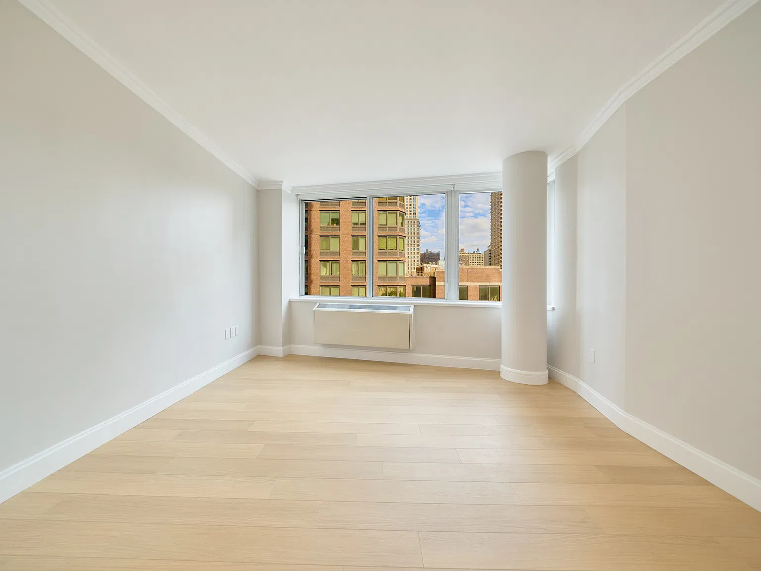 160 Riverside Boulevard — Photo 3