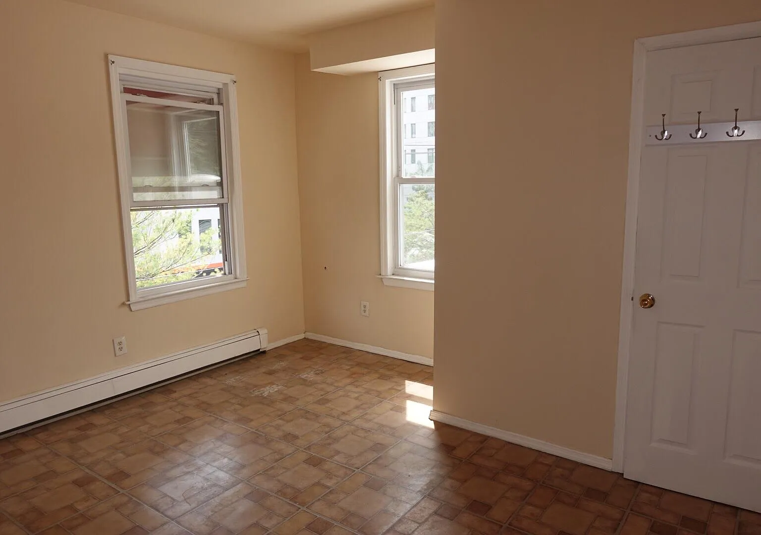 3 bed, 1000 sqft, $2,700 — Photo 3
