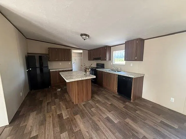 5 bed, 3.0 bath, 2768 sqft, $2,200 — Photo 4