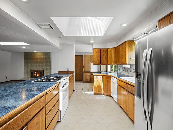 4th image of 6311 N Greenwood Blvd