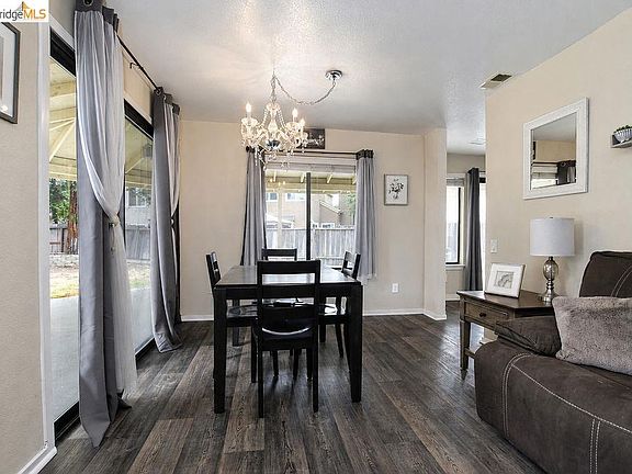 4th image of 34 Nightingale Ct