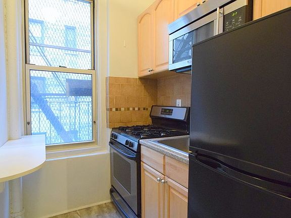 3rd image of 25 W 64th St #D3