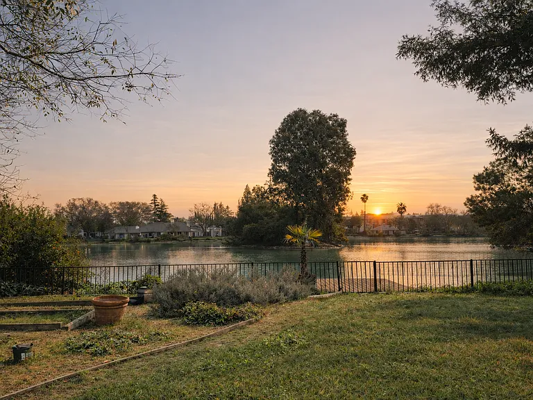 1118 Marina Cir — Photo 13