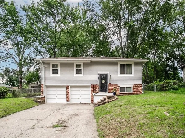 1022 Village Ct, Buckner, MO 64016