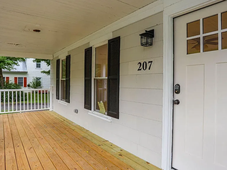 207 N Main St — Photo 2