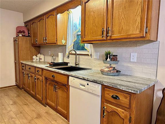 4th image of 16003 Allen Ave