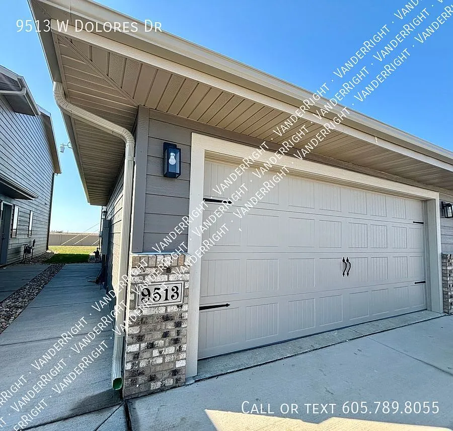 Southwest 3 Bedroom 1.5 Bathroom Home! — Photo 2