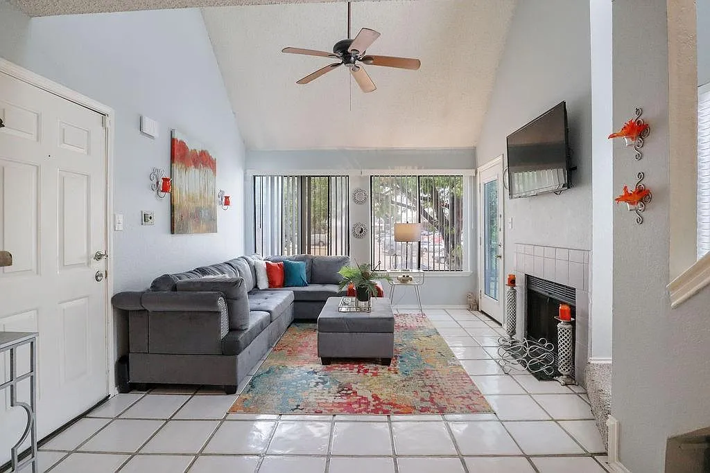 2 bed, 894 sqft, $1,425 — Photo 3