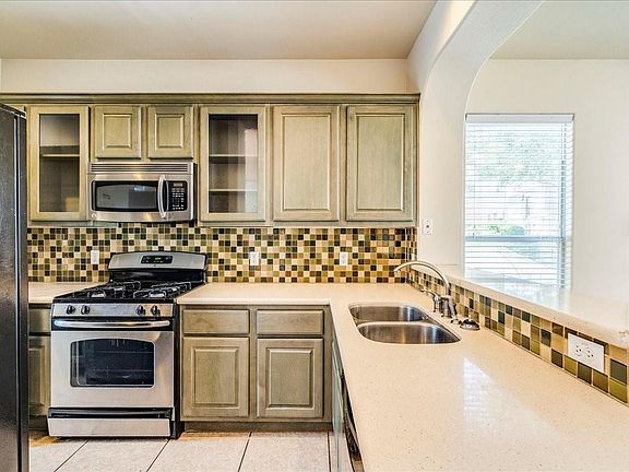 5th image of 2924 Bond Dr #4C