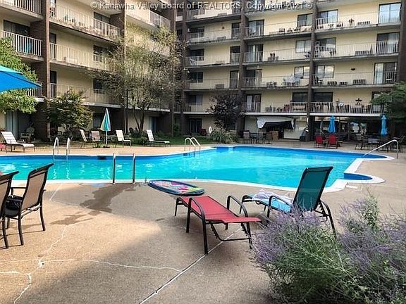 3rd image of 2106 Kanawha Blvd E APT 403-A