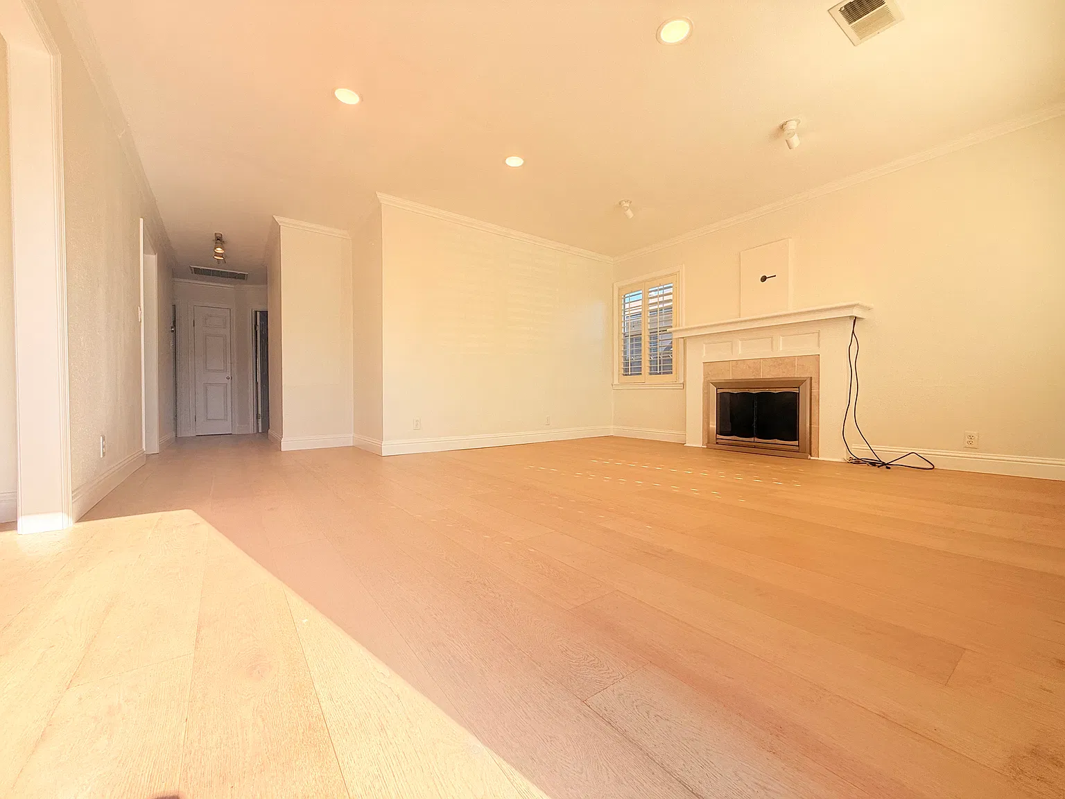 3 bed, 1330 sqft, $5,950 — Photo 3