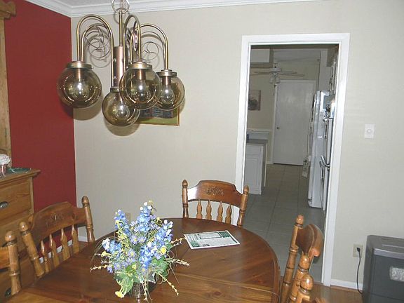 Easy access to the kitchen and breakfast. This is a great floor plan where you can move around easily.