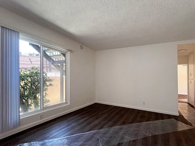 2540 S Barrington Ave #6 — Photo 5