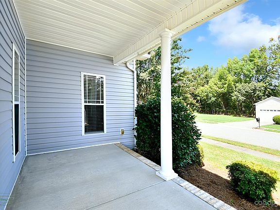 3rd image of 1703 Dewberry Pl