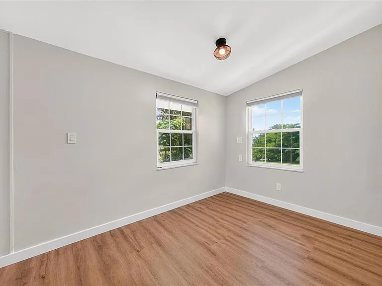 1099 Grove Ave — Photo 29