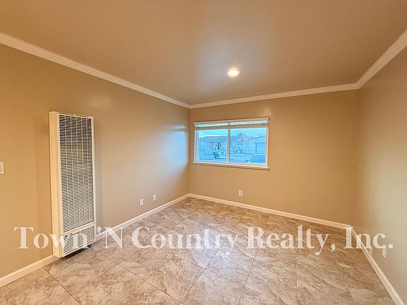 3rd image of 1687 Siskiyou Dr Unit A