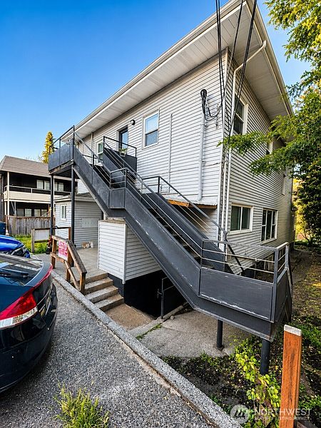5th image of 815 15th Avenue E