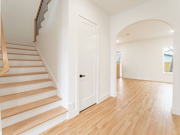 3rd image of 3041 Valentine St