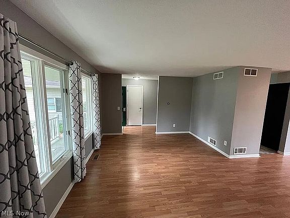 3rd image of 1077 Sutherland Ave