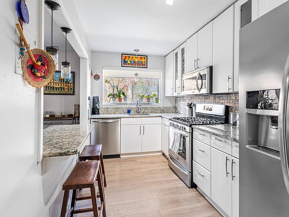 5th image of 10637 Weymouth St APT 204