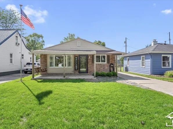 13637 Wright St, Gibraltar, MI 48173