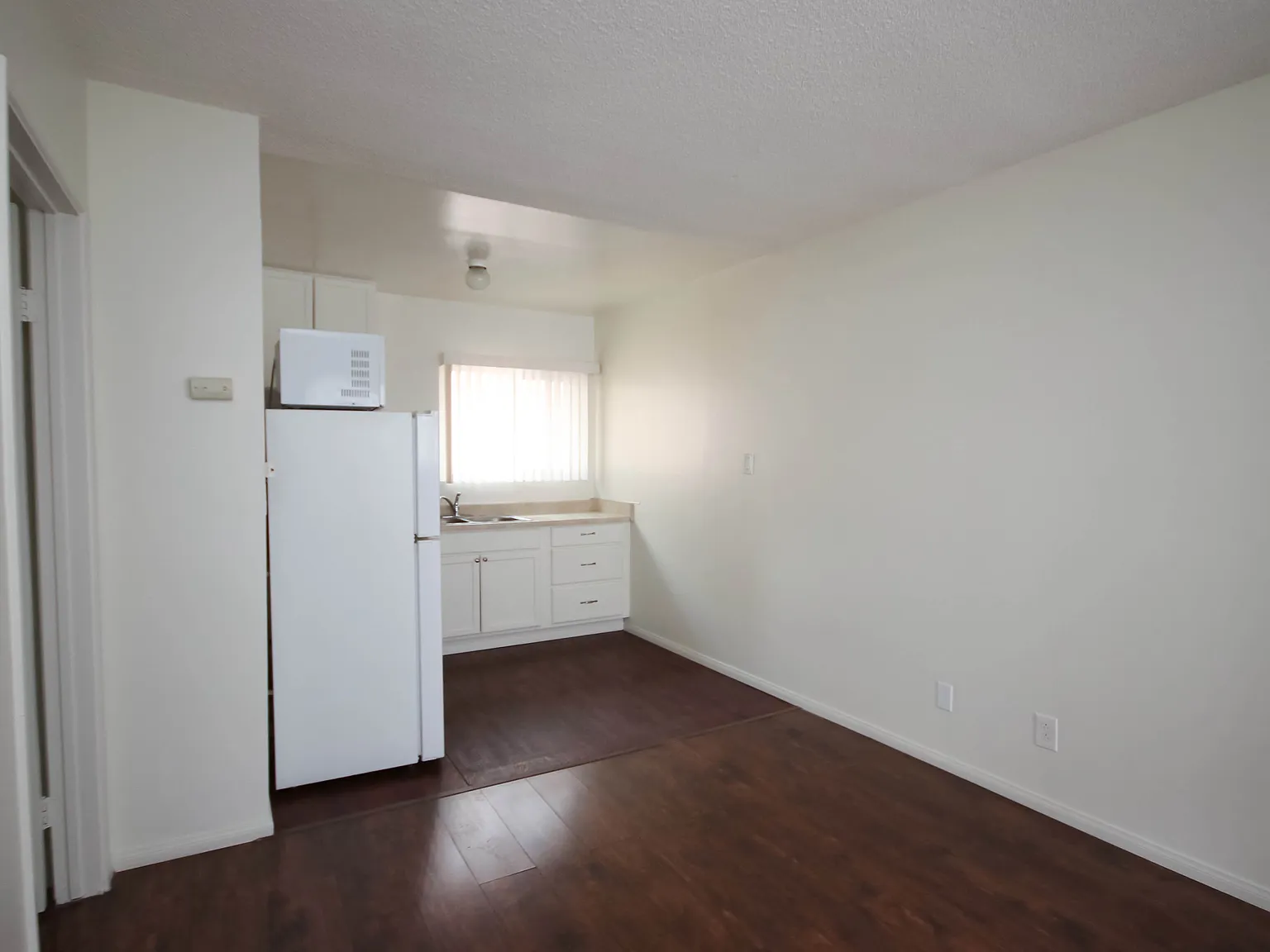 Exceptional Unit! Wood Floors Great Location at... — Photo 4