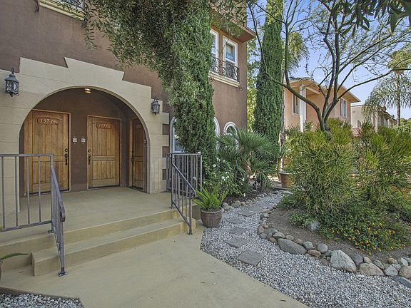 3rd image of 1371-1 S Cloverdale Ave