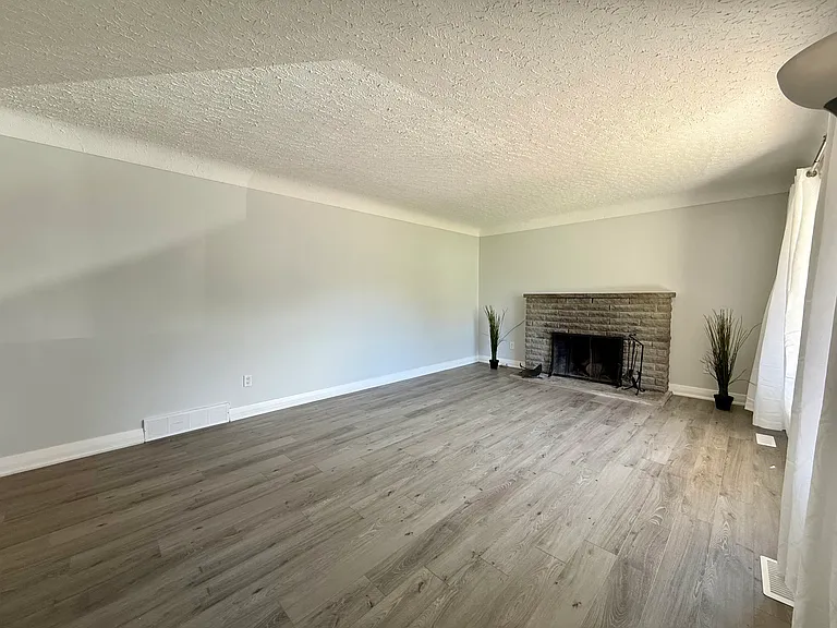 404 Grantham Ave — Photo 2